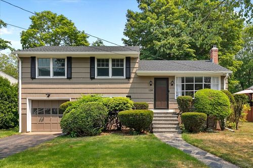 109 Brooklawn Cir, New Haven, CT, 06515-2301 | Card Image