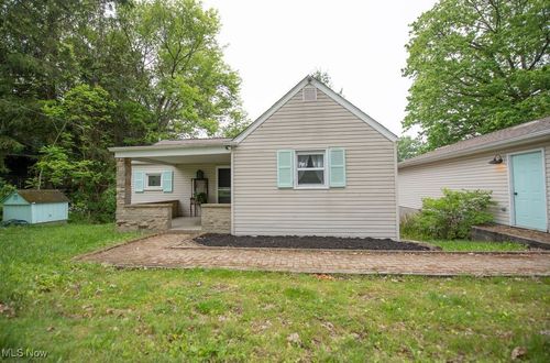 8015 Lake Dr Sw, Sherrodsville, OH, 44675-9563 | Card Image