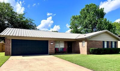 307 Palm, Home with 3 bedrooms, 2 bathrooms and 2 parking in Palestine TX | Image 2