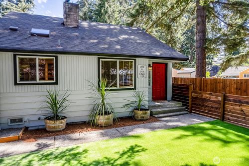 13734 Stone Ave N, Seattle, WA, 98133-7017 | Card Image
