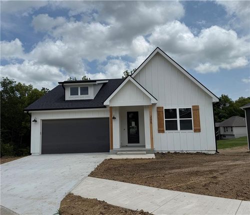 205 S Catalpa St, Savannah, MO, 64485-1779 | Card Image