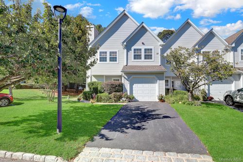 208 Erik Dr, Setauket, NY, 11733-6452 | Card Image