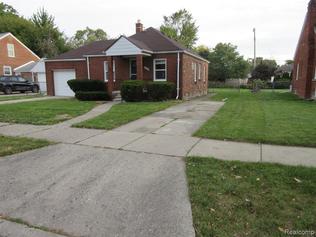 Roscommon St, Harper Woods, MI 48225