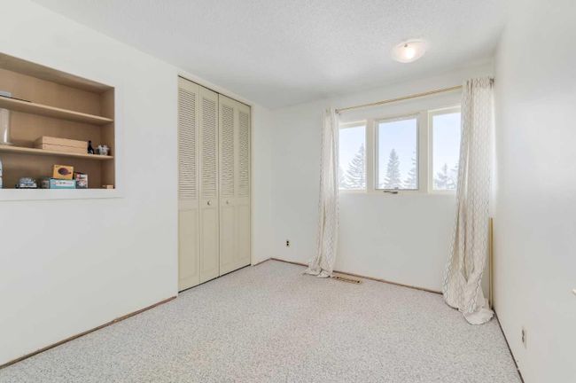 5407 Ladbrooke Drive Sw, Home with 3 bedrooms, 1 bathrooms and 6 parking in Calgary AB | Image 13