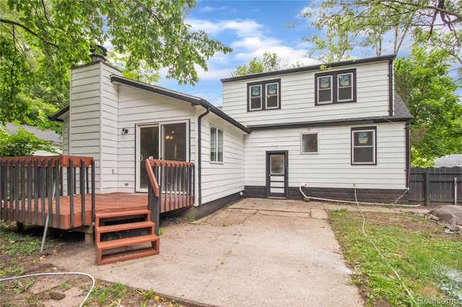 Rear deck & patio | Image 23