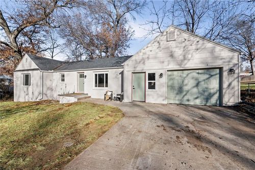 16 Nw 82nd St, Kansas City, MO, 64118-1124 | Card Image