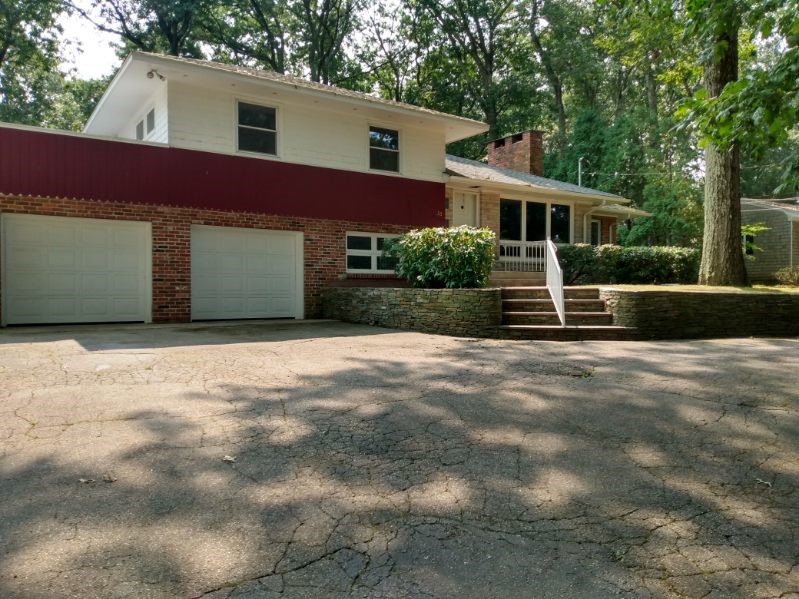 Rowe Dr, Cranston, RI 02921