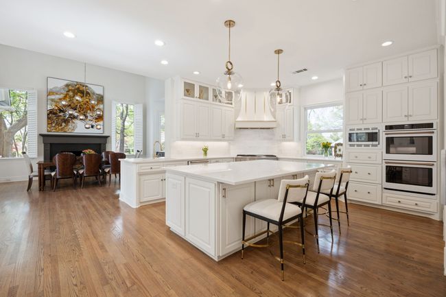 Oversized kitchen with beautiful finishes | Image 6