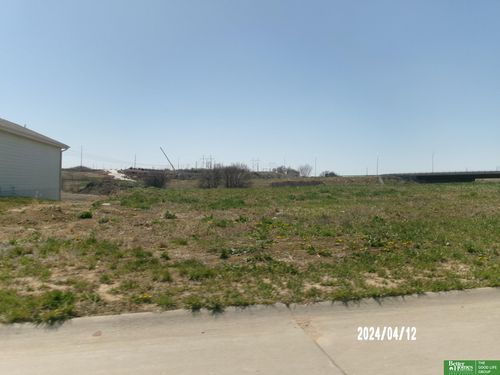 18407 Greenleaf St, Omaha, NE, 68136-1674 | Card Image