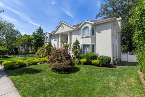 11 Manor Ave, Roslyn Heights, NY, 11577-2437 | Card Image