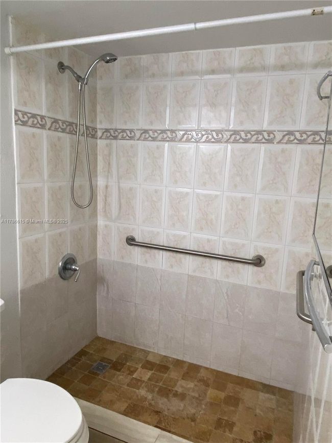 APT-127 - 666 W 81 St St, Condo with 1 bedrooms, 1 bathrooms and null parking in Hialeah FL | Image 5