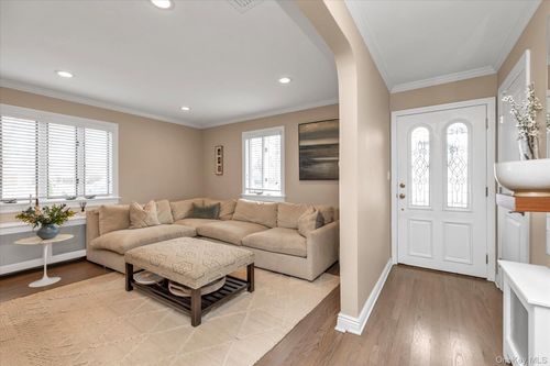 48 Ann St, Glen Cove, NY, 11542-3911 | Card Image