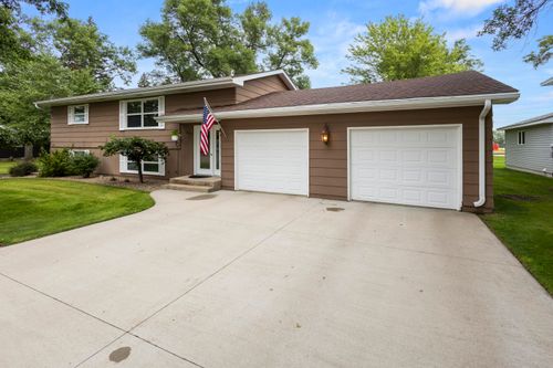 302 1st St Ne, De Smet, SD, 57231-8907 | Card Image