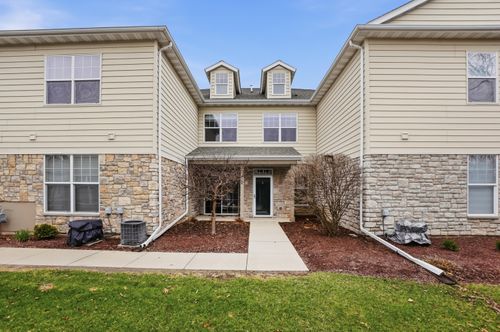 N16W26521 Meadowgrass Cir, Pewaukee, WI, 53072-6667 | Card Image