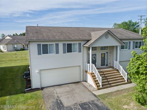 1108 Lake Park Dr, Grand Blanc, MI, 48439-8074 | Card Image