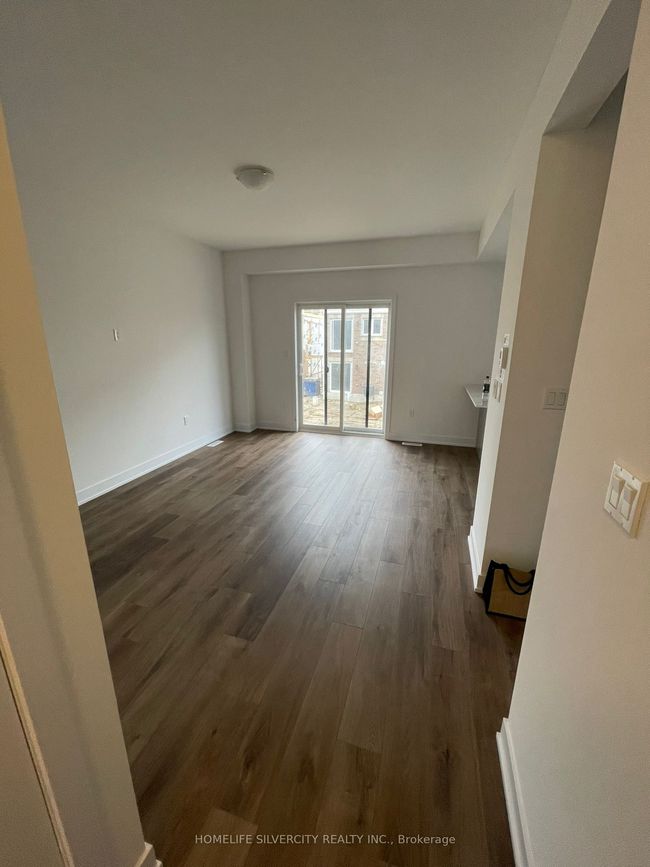 208 Prince William Way, House attached with 3 bedrooms, 3 bathrooms and 2 parking in Barrie ON | Image 5