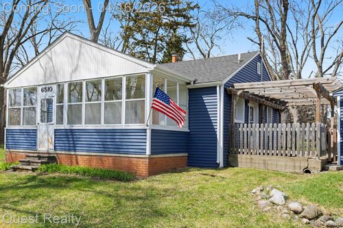 6510 Oakridge Dr, Waterford Twp, MI, 48329-1243 | Card Image