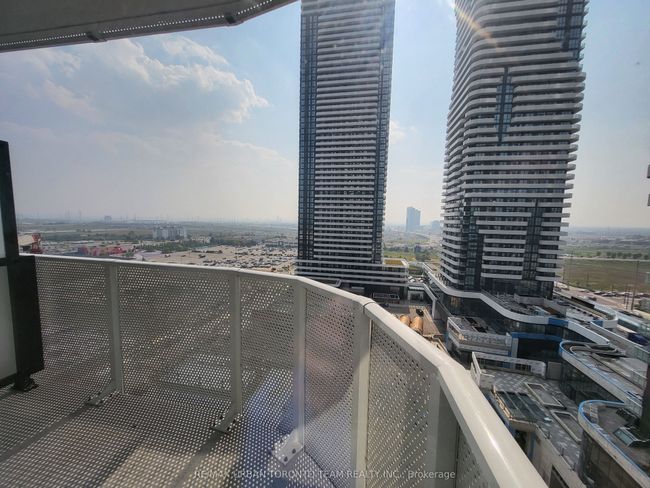 1603 - 28 Interchange Way, Condo with 2 bedrooms, 2 bathrooms and 1 parking in Concord ON | Image 5