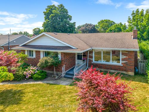 18 Broadmore Ave, Saint Catharines, ON, L2M6A5 | Card Image