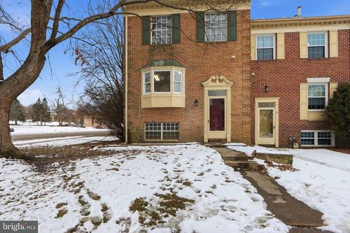 2 Valley Crossing Cir, Cockeysville, MD, 21030-4365 | Card Image