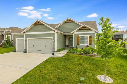 7495 Nw Chambers Ct, Parkville, MO, 64152-5136 | Card Image