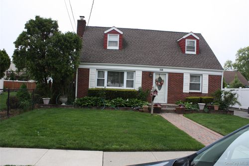 138 Manor Pkwy, Uniondale, NY, 11553-1434 | Card Image
