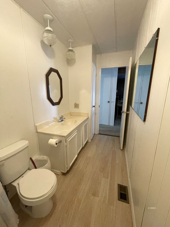 Hall Bathroom | Image 10