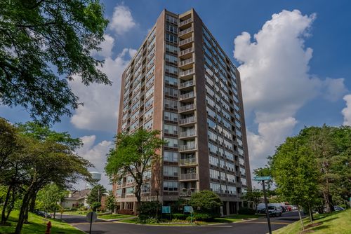 9b-3925 Triumvera Dr, Glenview, IL, 60025 | Card Image