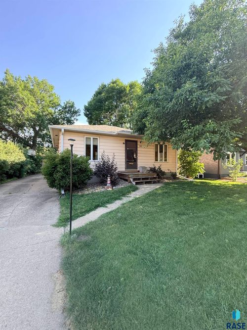 1107 W Sunset Dr Drive, Sioux Falls, SD, 57105 | Card Image