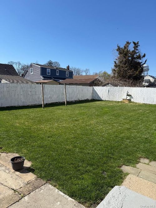 15 Barrington St, Westbury, NY, 11590-4616 | Card Image