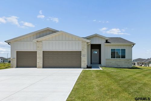 5714 Kestrel Pkwy, Elkhorn, NE, 68022-4757 | Card Image