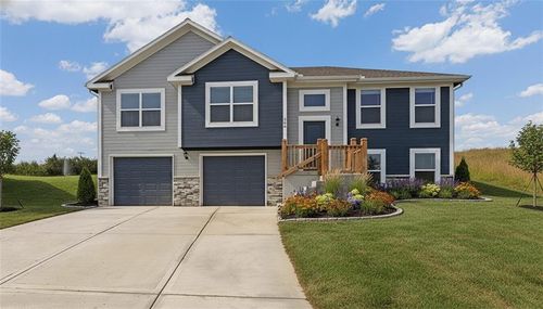 607 Foxglove Ln, Raymore, MO, 64083-5502 | Card Image