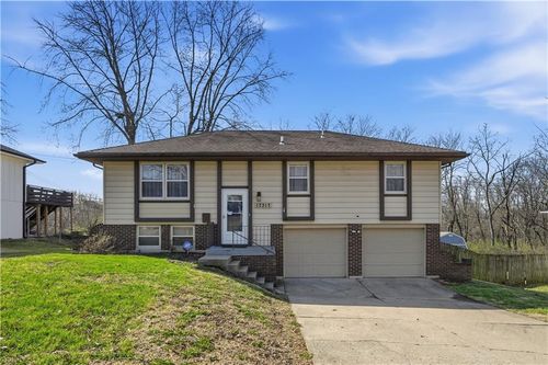 17317 E 41st St S, Independence, MO, 64055-3907 | Card Image