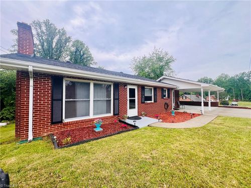2556 Westfield Rd, Mount Airy, NC, 27030-9683 | Card Image