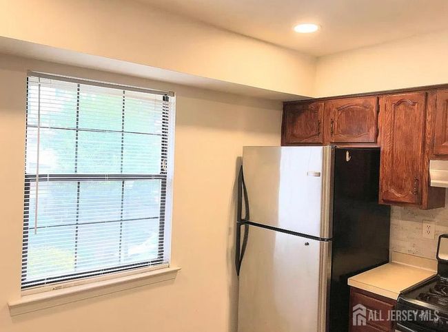 604 Woodbridge Commons Way, Townhouse with 2 bedrooms, 2 bathrooms and null parking in Iselin NJ | Image 5