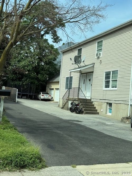 31 Waterbury Ave, Stamford, CT, 06902-3512 | Card Image