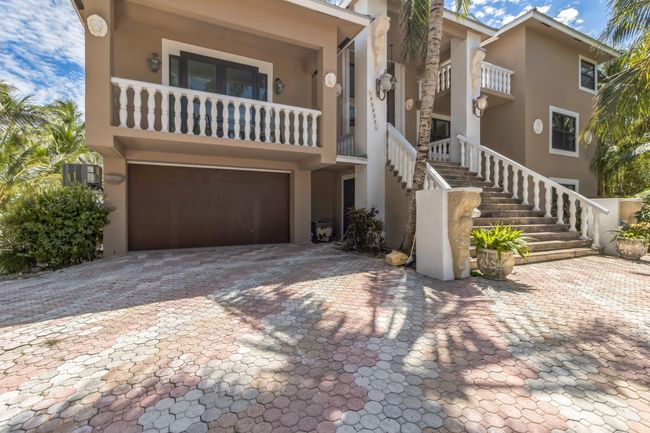 Front of House with garage | Image 9