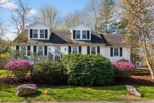 11 Gay St, Needham, MA, 02492-1614 | Card Image