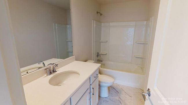Upper level hallway bathroom. | Image 24