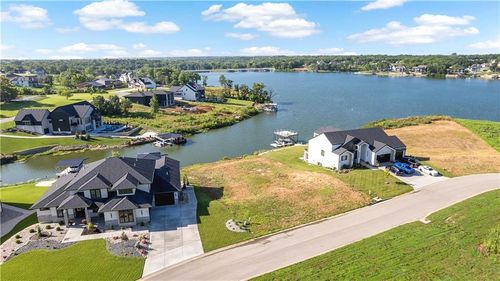 18 Checotah Bluff Cir, Lake Winnebago, MO, 64034-9408 | Card Image