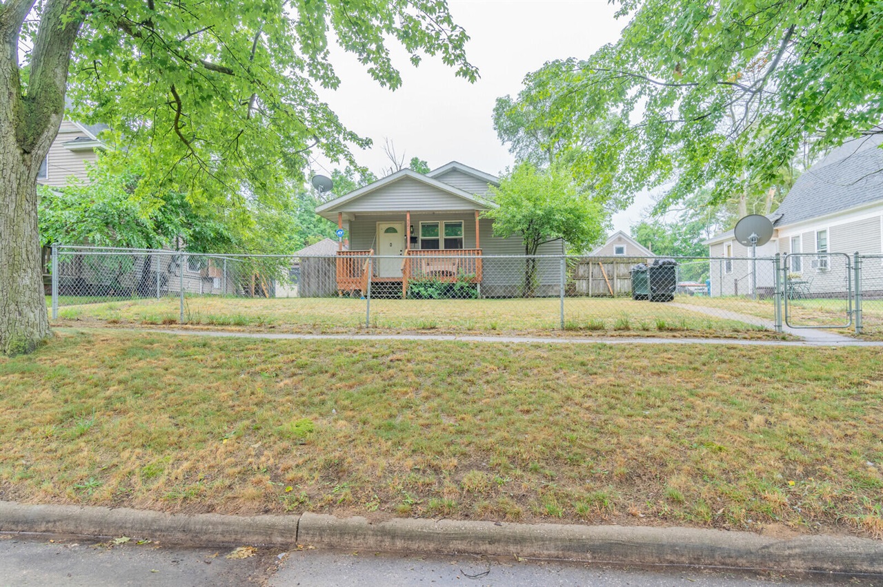 Grand Ave, Muskegon, MI 49441