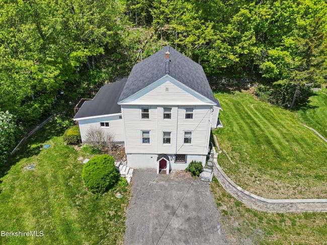 205 - 203205 Main St, Home with 5 bedrooms, 3 bathrooms and 3 parking in Hancock MA | Image 9