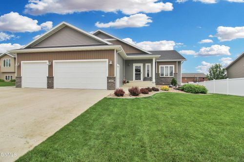 524 Quarry Ln, Bismarck, ND, 58503-2512 | Card Image