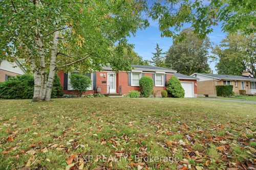 61 Larkspur Cres, London, ON, N6H3R1 | Card Image
