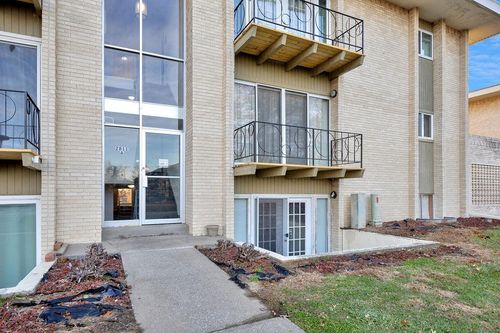 a9-2811 Pembroke Ln, Saint Joseph, MO, 64506-1802 | Card Image