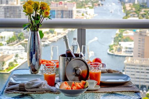 t3103-2600 E Hallandale Beach Blvd, Hallandale Beach, FL, 33009-4876 | Card Image