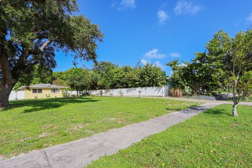 147 Foresteria Dr, Lake Park, FL, 33403-3527 | Card Image