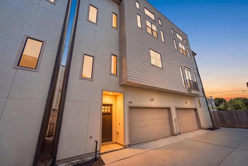 816 W 22nd St, Houston, TX, 77008-1730 | Card Image