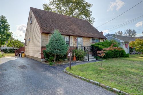 33 Oak St, Hicksville, NY, 11801-3239 | Card Image