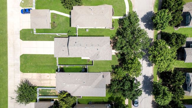 There's plenty of parking for everyone. | Image 32